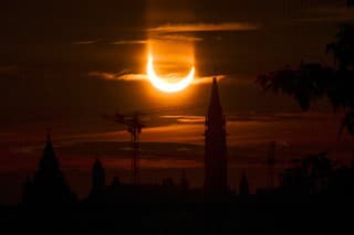 Prstencové zatmenie Slnka na oblohe 10. júna 2021 v Toronte.