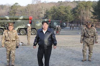 Severokórejský vodca Kim Čong-un dohliadal na sériu palebných cvičení delostreleckých jednotiek. 