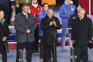 Vladimir Putin (druhý sprava) sa zúčastňuje na koncerte pri príležitosti svojho víťazstva v prezidentských voľbách a 10. výročia anexie Krymu Ruskom na Červenom námestí v Moskve v Rusku spolu s protikadidátmi vo voľbách, vľavo Vladislav Davankov, druhý zľava Leonid Sluckij a vpravo Nikolaj Charitonov.