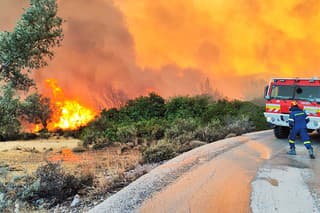 Požiar v Grécku pomáhal likvidovať aj Hasičský a záchranný zbor (HaZZ) .