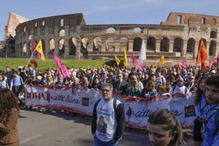 Desaťtisíce ľudí sa zúčastnili na demonštráciách proti mafii v Taliansku.