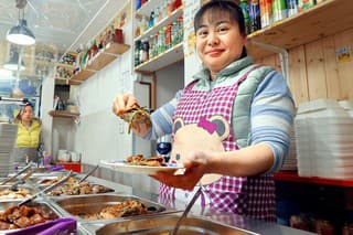 Mei-Chin pripravuje jedlá už 15 rokov a tvrdí, že pokrmy s výraznými chuťami si zákazníci obľúbili.