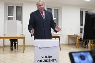Exprezident SR Rudolf Schuster po vhodení obálky s hlasovacím lístkom do volebnej schránky v Košiciach.