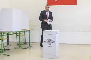 Peter Pellegrini vo volebnej miestnosti v Bratislave.