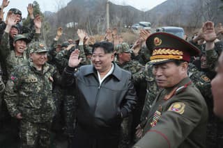 Kim navštívil tankovú jednotku, vyzval na zvýšenie bojovej pripravenosti.