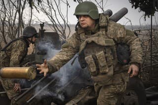 Ukrajinský vojak strieľa z húfnice (ilustračná fotografia).