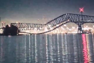 Štvorprúdový cestný most sa zrútil po tom, ako doň narazila nákladná loď.