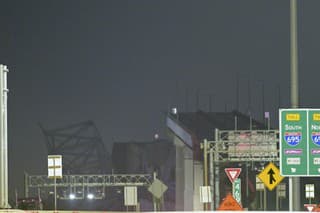 Záchranári pátrajú po najmenej 20 ľuďoch, ktorí skončili v rieke pri zrútení mosta v americkom Baltimore. 