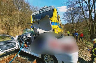 Pri nehode vlaku a auta prišli o život dvaja ľudia