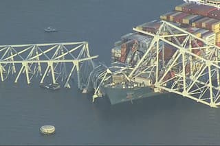 Časť mosta Key Bridge (Francis Scott Key Bridge) sa v utorok okolo 01.30 h miestneho času (6.30 h SEČ) zrútila po náraze lode do jedného z pilierov.