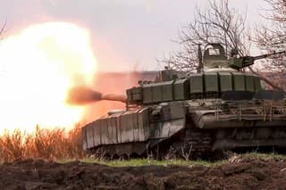 Ruský tank strieľa z dela na ukrajinské jednotky.