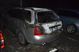 Polícia obvinila 40-ročného muža, v Prievidzi poškodil štyri vozidlá.