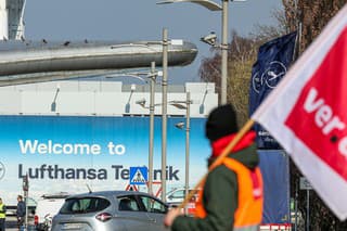 Zamestnanci a odborári demonštrujú pred sídlom nemeckej leteckej spoločnosti Lufthansa v Hamburgu v piatok 8. marca 2024.