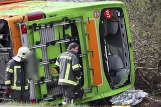 Nehoda autobusu na diaľnici A9 v Nemecku