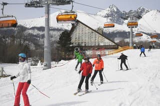 Na snímke lyžiari v lyžiarskom stredisku v Tatranskej Lomnici.