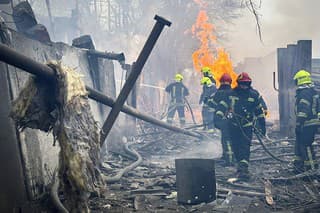 Záchranári zasahujú po útoku ruskej armády v meste Odesa na juhu Ukrajiny.