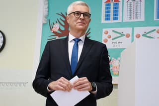 Kandidát na prezidenta SR Ivan Korčok vo volebnej miestnosti v Senci.