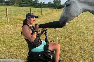 Caroline Marchová zostala po páde z koňa ochrnutá.