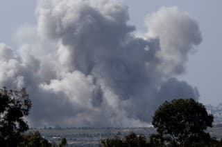 Dym stúpa po bombardovaní Pásma Gazy
