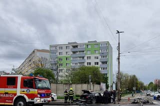 Polícia vyšetruje dopravnú nehodu, ku ktorej došlo na križovatke ulíc Vrakunská a Hradská v bratislavskej Vrakuni.