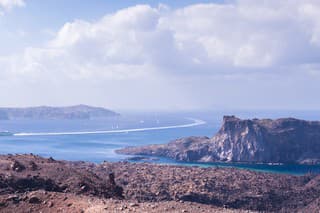 Krajina neobývaného sopečného ostrova Nea Kameni neďaleko Santorini