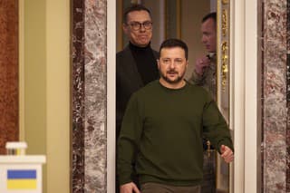 Fínsky prezident Alexander Stubb (vľavo) a ukrajinský prezident Volodymyr Zeleneskyj prichádzajú na tlačovú konferenciu v Kyjeve 3. apríla 2024. 