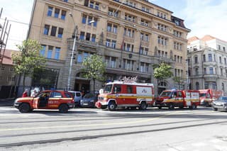 Pred budovou ministerstva stoja 4 hasičské autá.