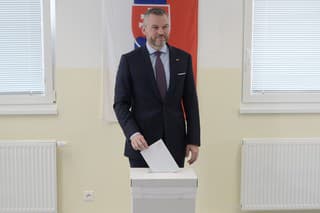 Peter Pellegrini vo volebnej miestnosti v Rovinke.