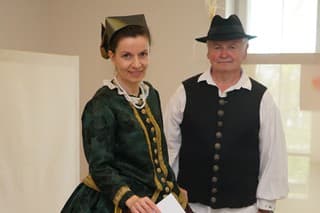 Členovia súbor Gyöngyösbokréta si v obci Iža prišli zvoliť prezidenta oblečení v ľudových krojoch. 