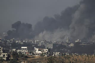 Dym stúpa po izraelskom leteckom útoku v Pásme Gazy.