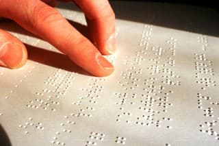 Únia nevidiacich a slabozrakých Slovenska pripomína, že 4. január je Svetovým dňom Braillovho písma.