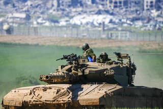Izraelskí vojaci riadia tank na hraniciach s pásmom Gazy.