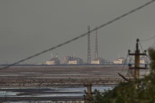 Na archívnej snímke z 27. júna 2023 v poazdí Ruskom okupovaná Záporožská jadrová elektráreň (ZAES)