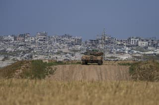 Izraelská armáda bojuje s palestínskymi militantmi hnutia Hamas v pásme Gazy po útokoch Hamasu na Izrael 7. októbra.