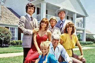 Seriál Dallas v roku 1978 vystrelil Patricka (vľavo) k výšinám.