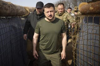 Ukrajinský prezident Volodymyr Zelenskyj si v okolí Charkova prezrel obranné opevnenia.