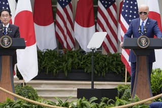 Americký prezident Joe Biden (vpravo) a japonský premiér Fumio Kišida počas spoločnej tlačovej konferencie.