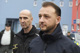 Na snímke zľava poradca ministra vnútra pre vnútornú bezpečnosť Ladislav Csémi, minister vnútra SR Matúš Šutaj Eštok