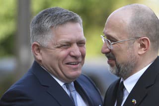 Na snímke predseda vlády SR Robert Fico (vľavo) a predseda vlády Ukrajiny Denys Šmyhaľ sa vítajú pred stretnutím členov slovenskej a ukrajinskej vlády v Michalovciach. 
