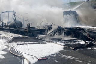 Požiar dvoch nákladných áut na diaľnici D1 pred tunelom Branisko. 