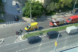 V Bratislave sa zrazila motorka s osobným autom.