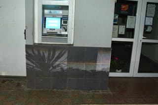 Polícia obvinila dvoch mužov, pokúsili sa vykradnúť bankomaty