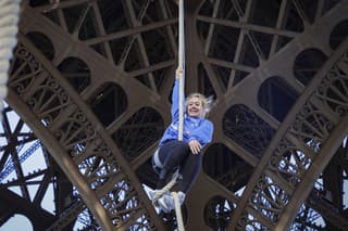 Anouk sa vyšplhala až na druhé poschodie Eiffelovej veže.