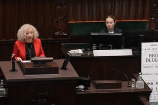 Poľská ministerka pre rovnosť Katarzyna Kotulová vystupuje na zasadnutí parlamentu, ktorého poslanci rokujú o štyroch návrhoch zákona o liberalizácii práva na interrupcie.