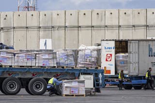 Na archívnej snímke zo 14. marca 2024 nákladné autá s humanitárnou  pomocou pre Pásmo Gazy prechádzajú cez kontrolu na hraničnom priechode Kerem Šalom na juhu Izraela.