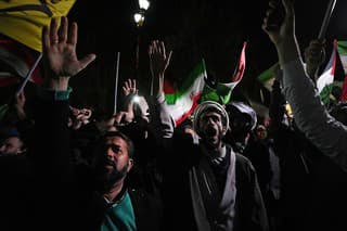 Iránski demonštranti vykrikujú slogany počas protiizraelského zhromaždenia pred britským veľvyslanectvom v Teheráne.