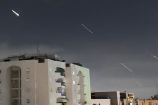 Irán v noci na nedeľu zaútočil na Izrael viac než 300 bezpilotnými lietadlami a raketami. 