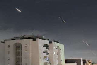Izraelský systém protivzdušnej obrany Iron Dome odpaľuje rakety vystrelené z Iránu.