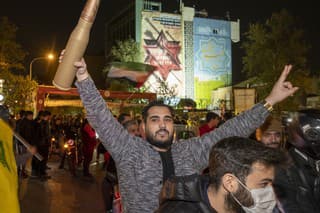 Ľudia v Teheráne útok na Izrael oslavovali.