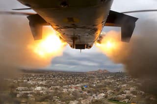 Na snímke z videa zverejnenej ruským ministerstvom obrany vojenský vrtuľník Ka-52 ruských vzdušných síl vystreľuje rakety na cieľ na Ukrajinu z neznámeho miesta 12. apríla 2024. 